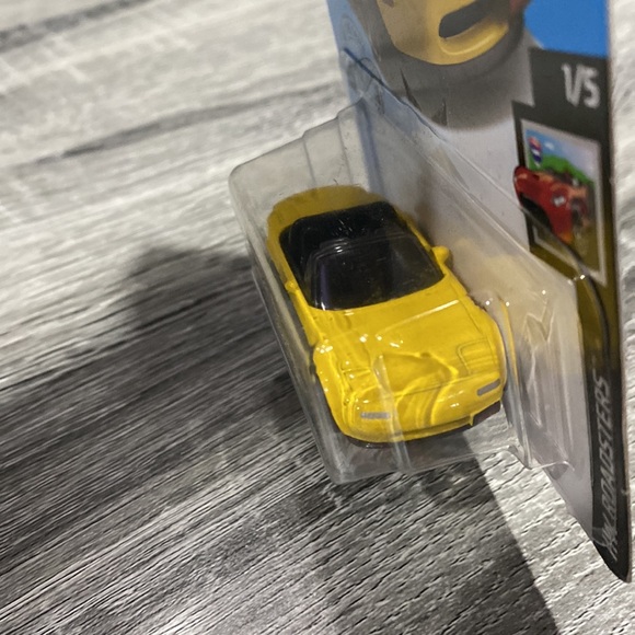 Hot Wheels | Roadsters #1/5: ‘91 Mazda MX-5 Miata - 1:64 Scale Diecast - Picture 7 of 10